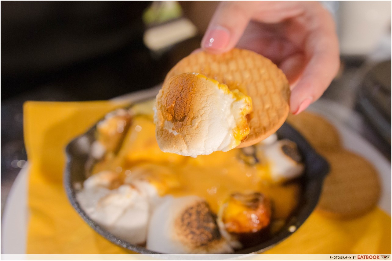 Minions Cafe review - S'more & Minion's Ice Cream Close Up