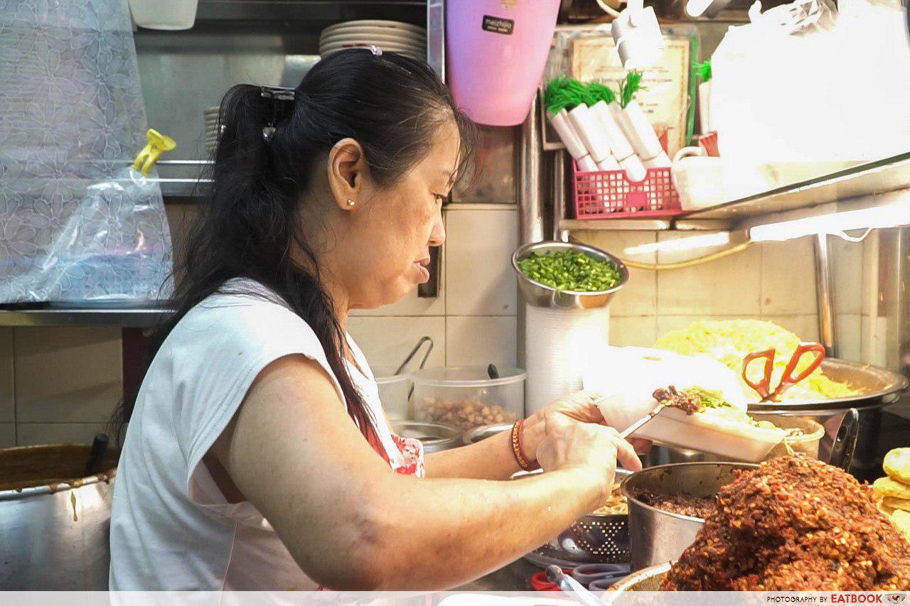 Jia Xiang Mee Siam - Aunty Packing Food