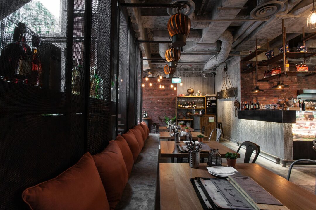 10 Amazing Restaurants To Hang Out With Large Groups Of Friends ...