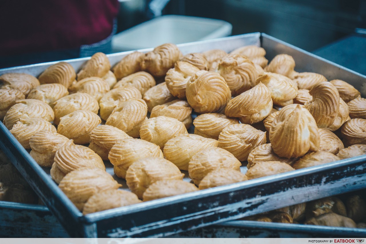 dona manis - cream puffs