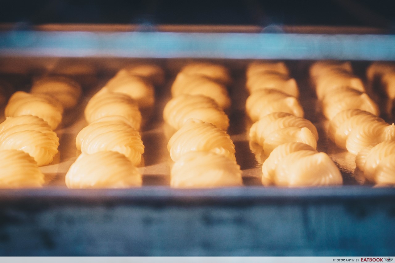 dona manis - baking cream puffs