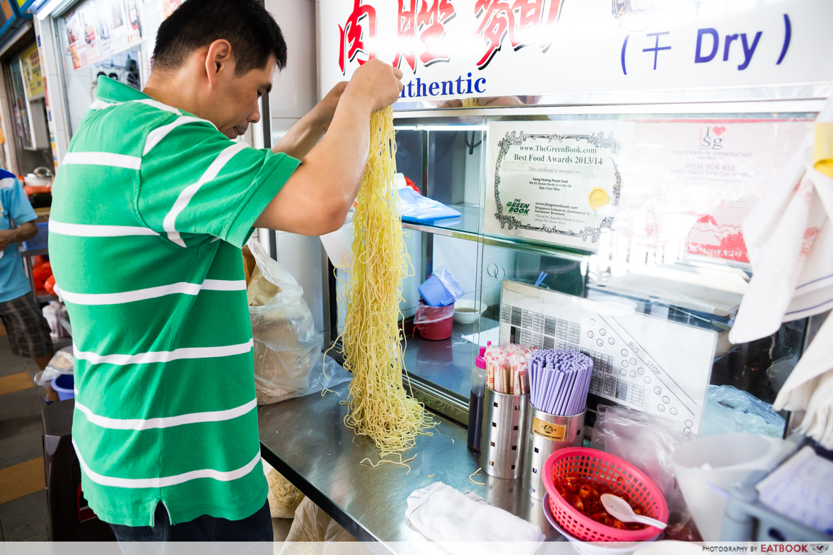 bedok 85 bak chor mee - making noodles