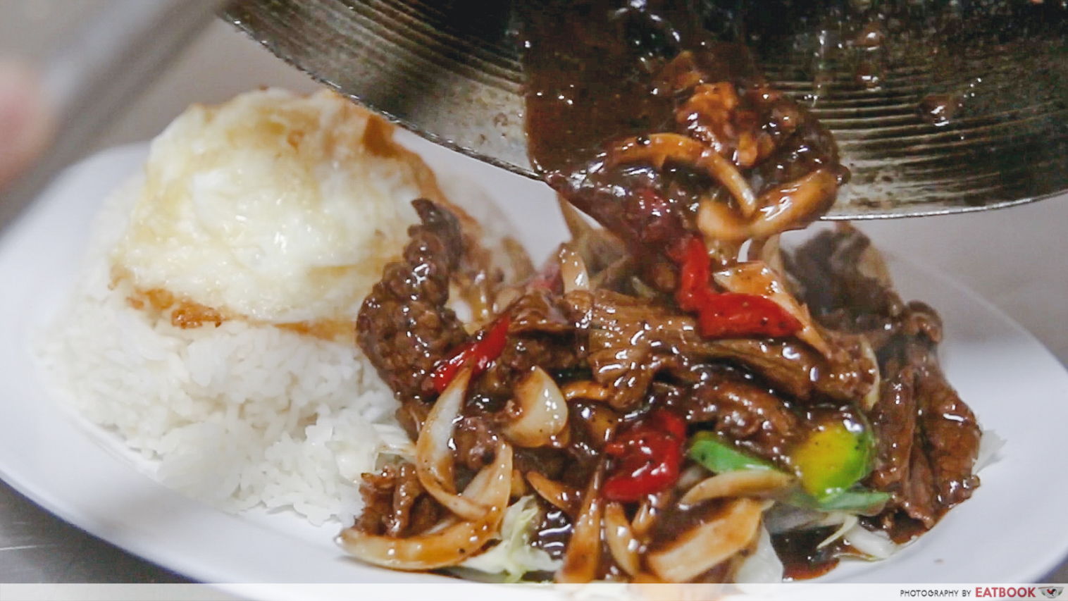 Ridhuan's Muslim Delights - Pouring black pepper beef