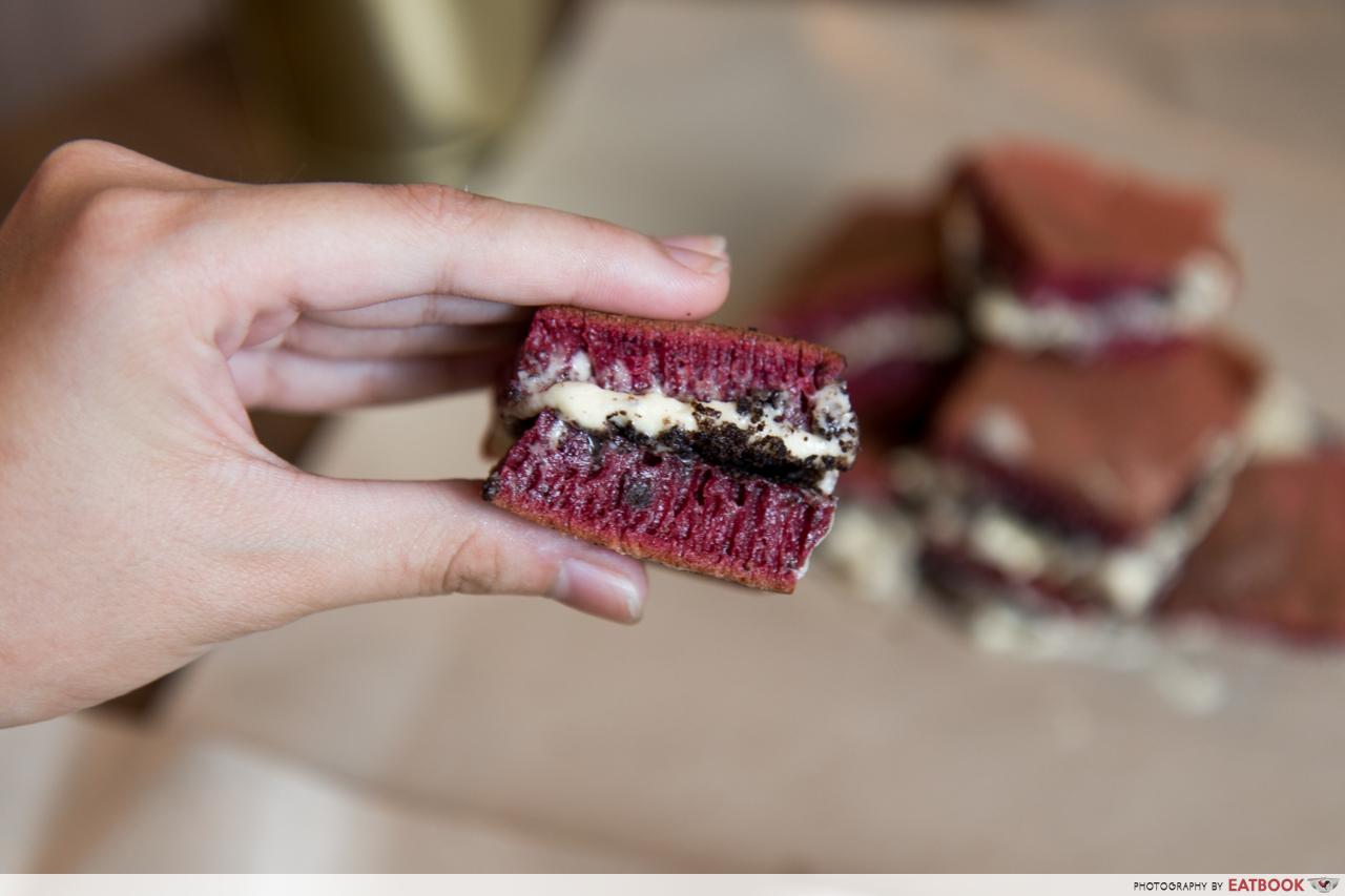 Terang Bulan - Red Velvet Oreo Cream Cheese close up