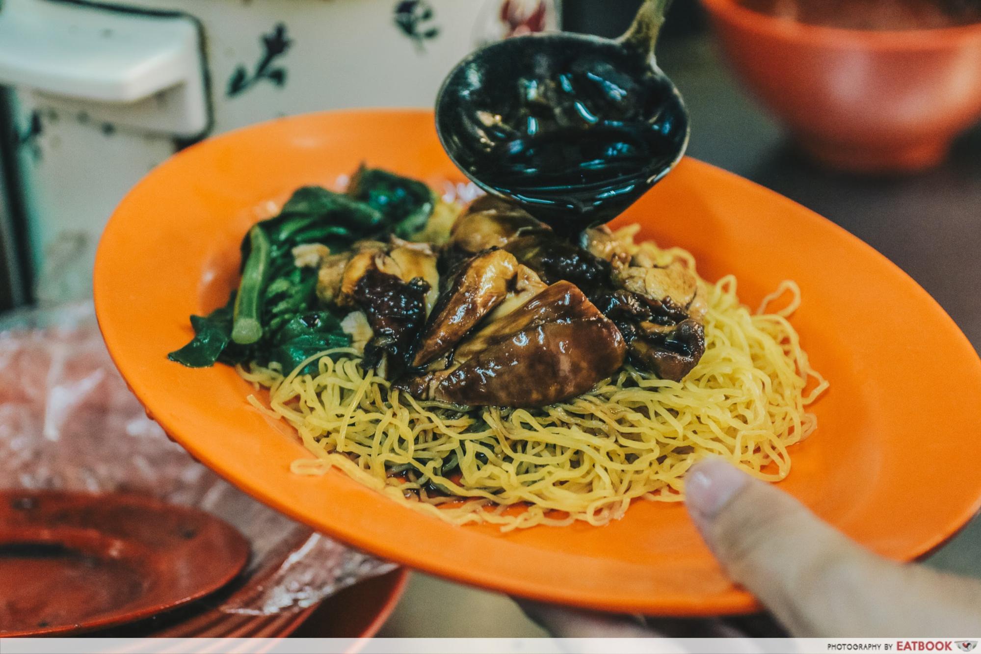 Battle of Chew Kee and Chiew Kee - preparation of Chew Kee soya sauce chicken noodle