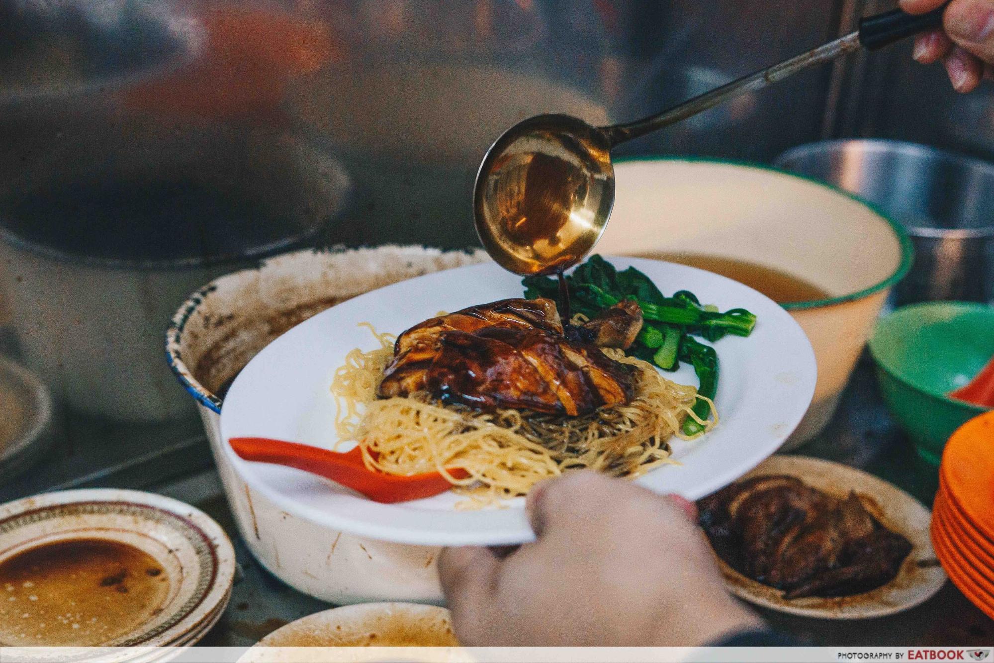 Battle of Chew Kee and Chiew Kee - preparation of Chiew Kee soya sauce chicken noodle