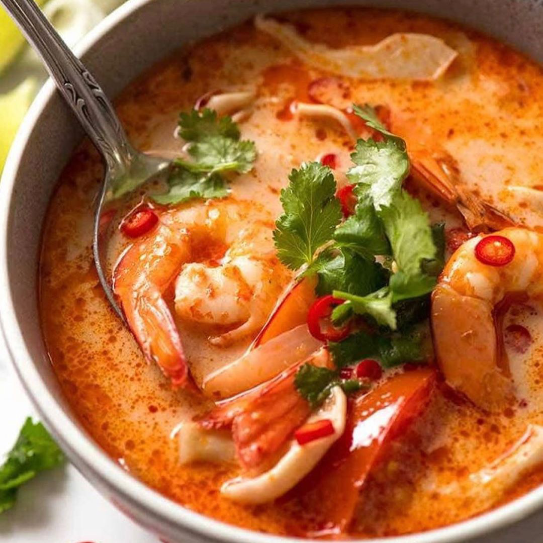 Том ям куриный рецепт с грибами. Tom Yum Goong. Tom Yum суп. Суп Tom Yum (том ям). Том ям в Тайланде.