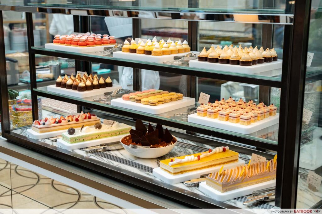 colony-buffet-cakes