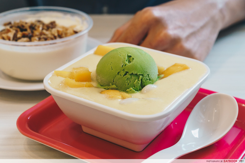 Popular overseas food stores Honeymoon mango sago