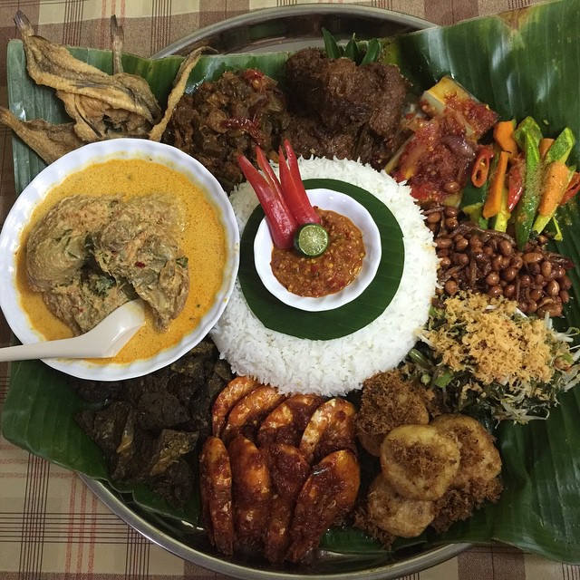 8 XXL Nasi Ambeng With Rendang And Curry Chicken For Your Next Group ...