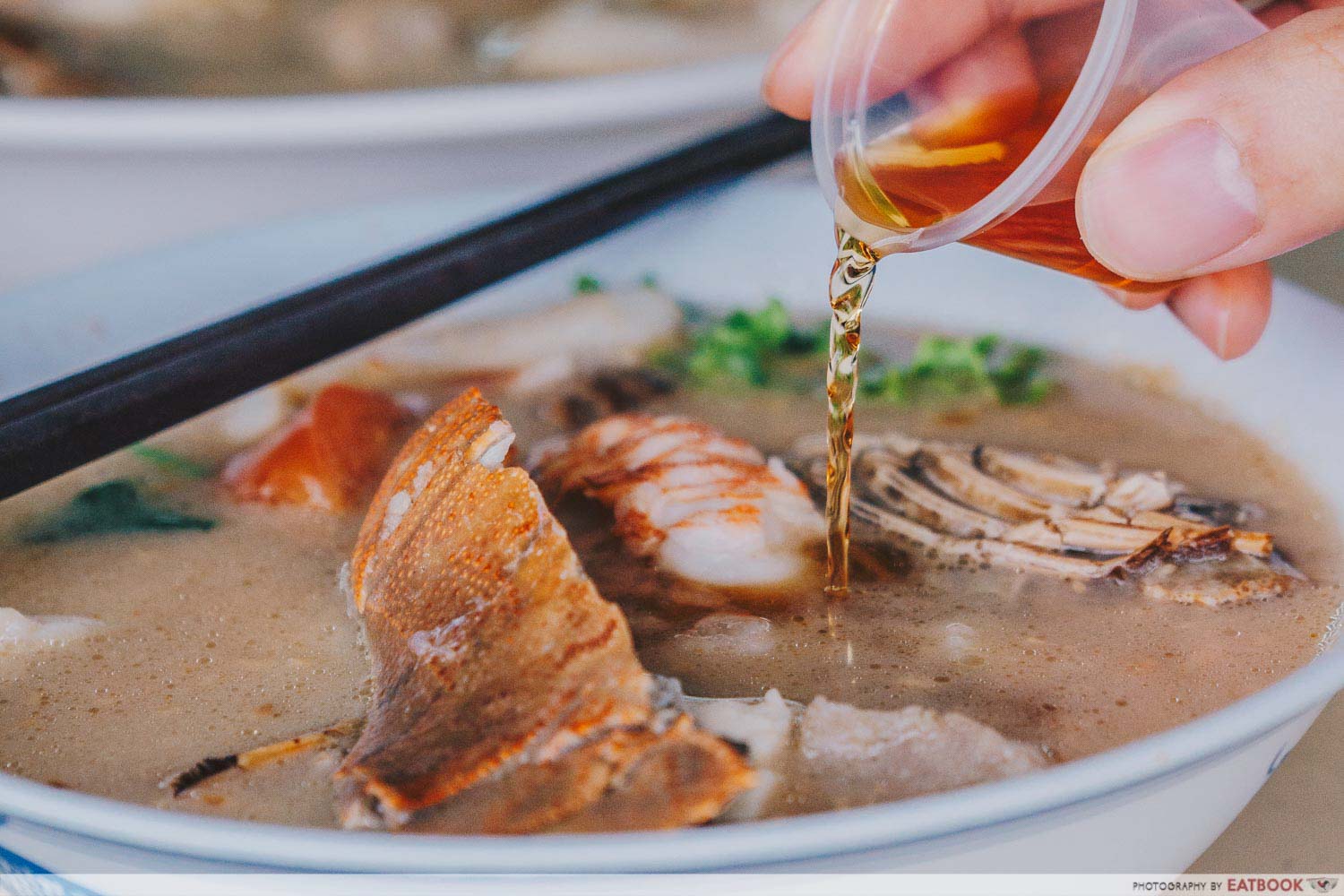 Shun Feng Crayfish Delight - Alcohol Pouring Closeup