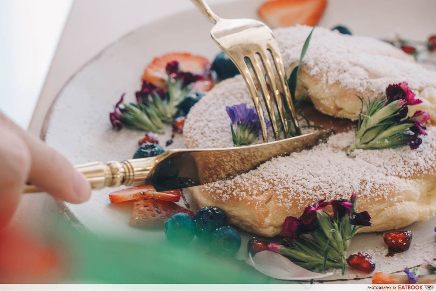 Cafe De Nicole's Flower - Souffle Pancake Cutting Shot