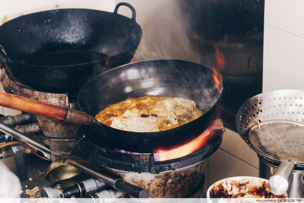 Luck Xiao Chao - Curry fish head in wok