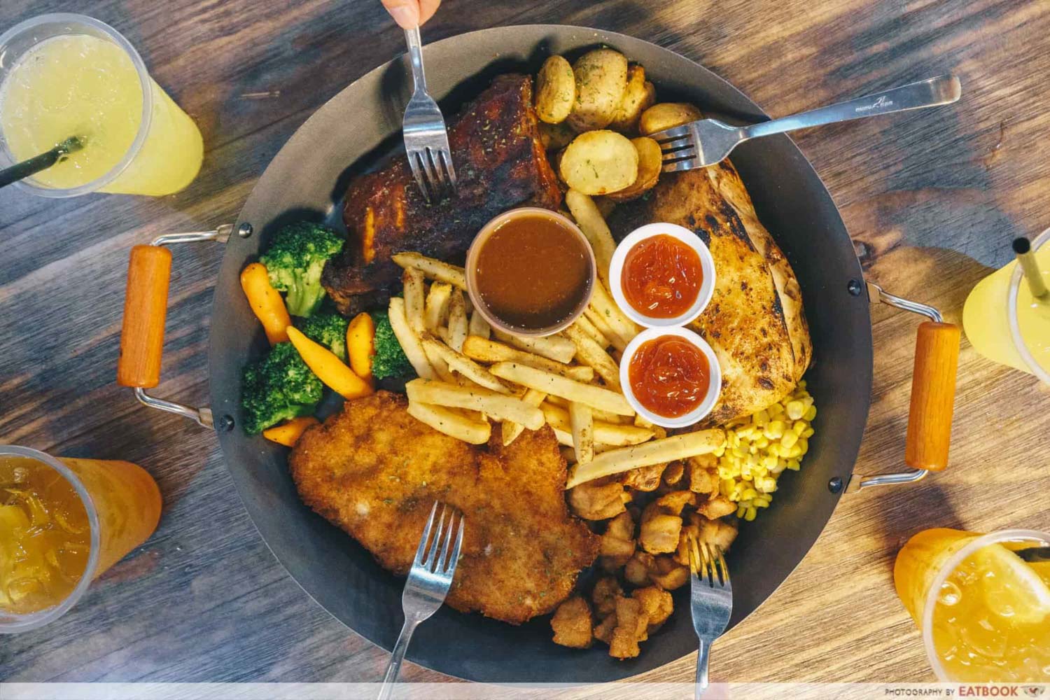 Steak & Bones - Flatlay