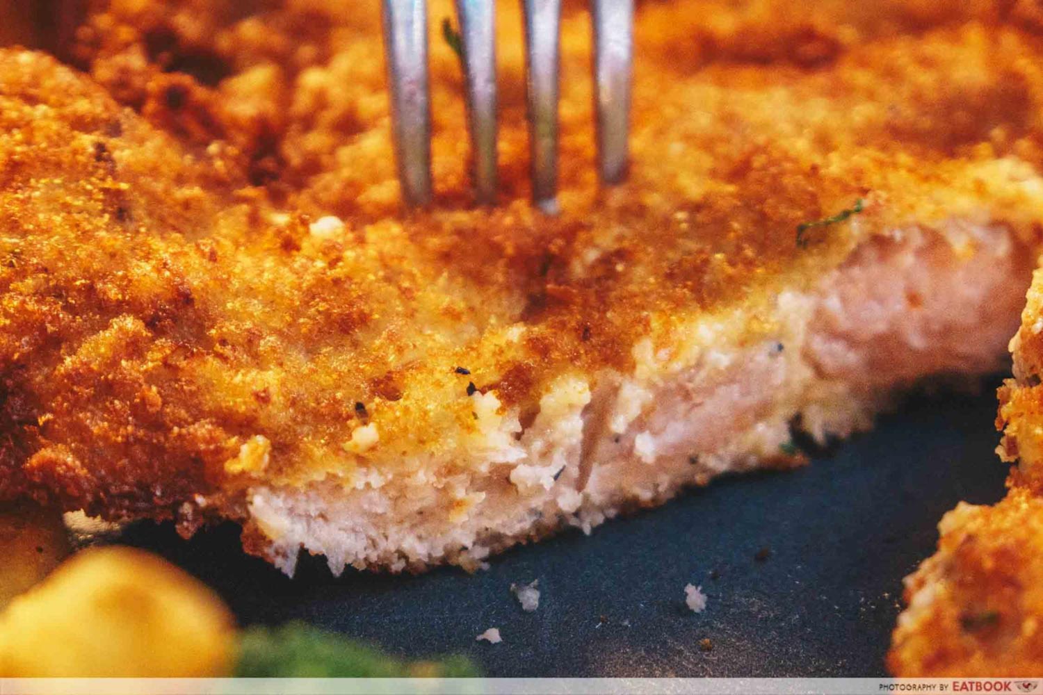 Steak & Bones - Fried Pork Cutlet Slicing