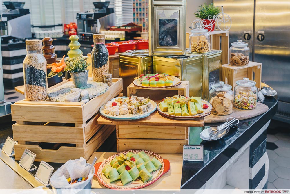 Holiday Inn Singapore Atrium Restaurant dessert station