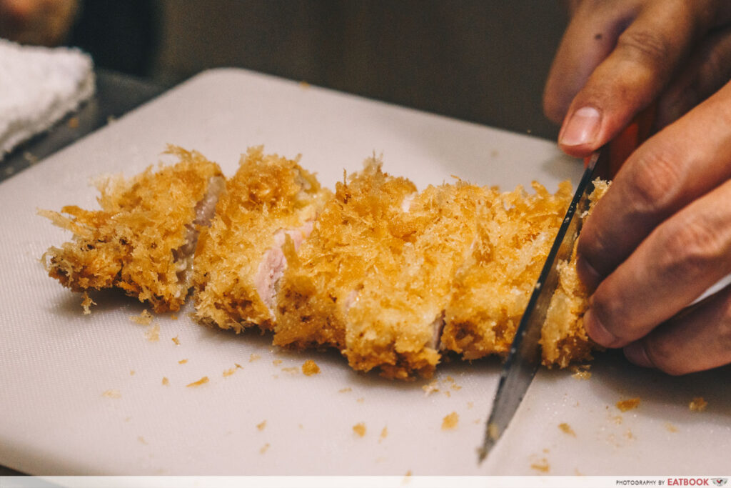 shiokoji Tonkatsu Keisuke cutting pork