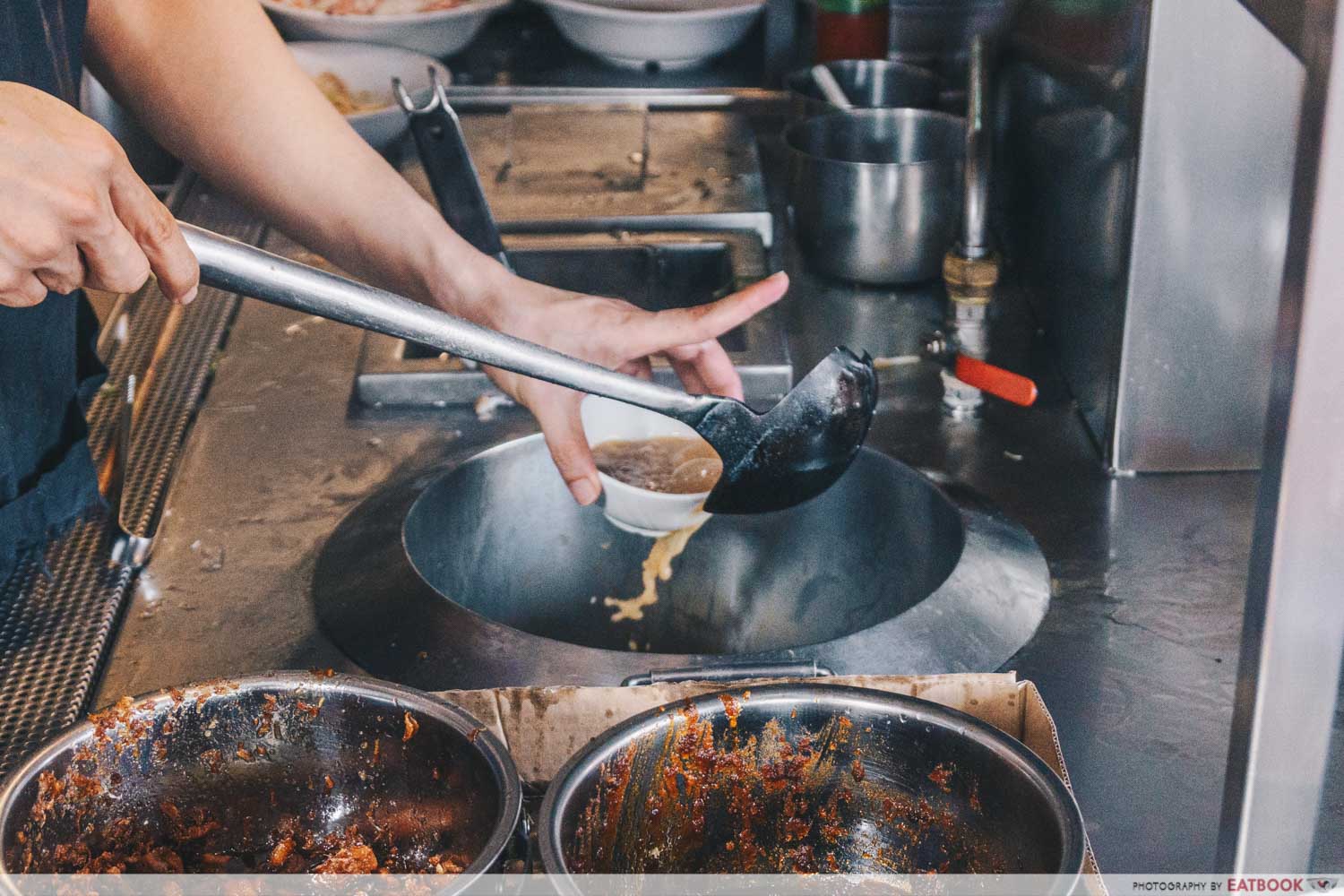 Da Dong Prawn Noodles - Scooping broth shot