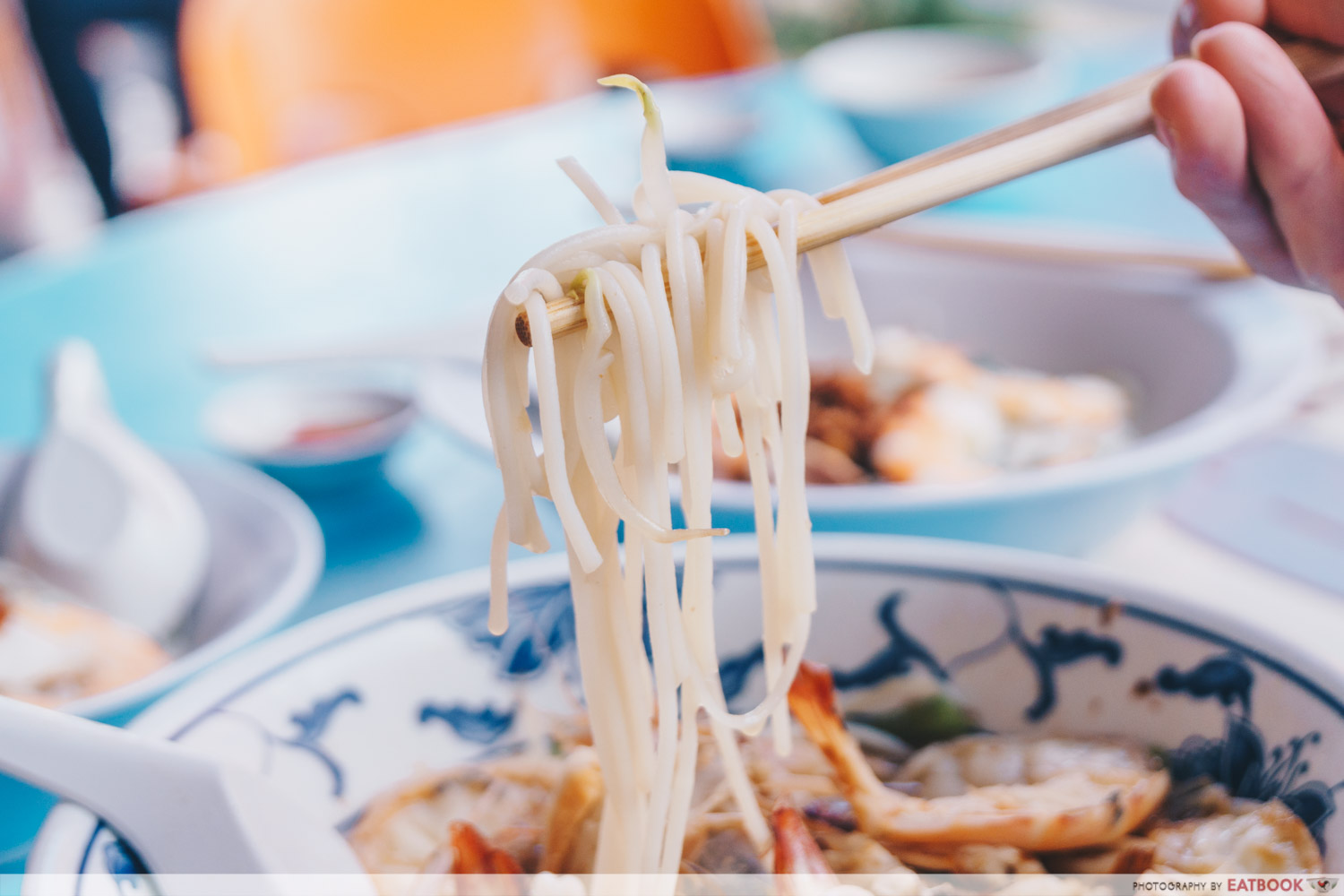 Da Dong Prawn Noodles - Thick bee hoon noodle pull