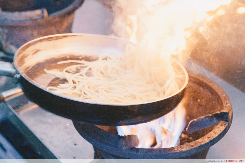 Mad Charcoal-Cooking of pasta in a pan