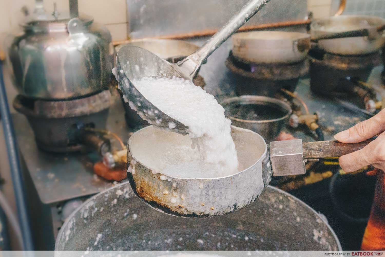 Soon Lee Porridge - Pouring porridge