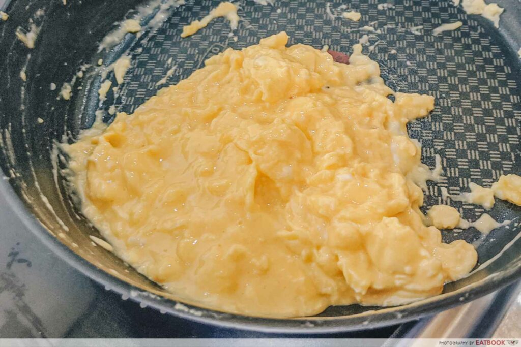 Easy scrambled egg recipes fluffy ready in pan