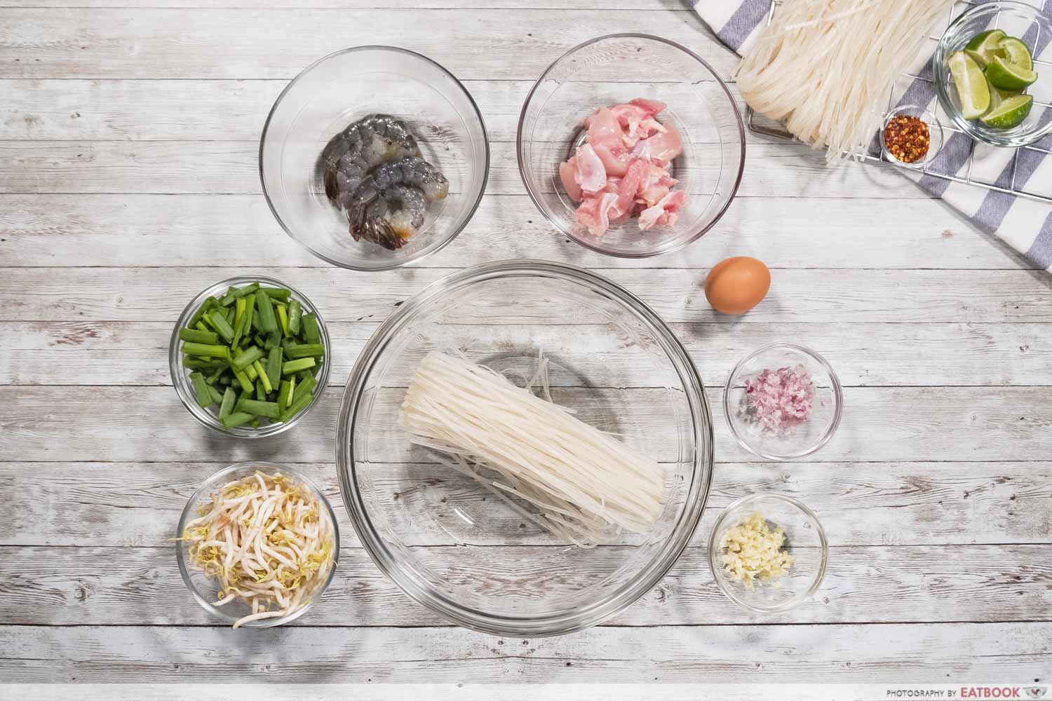 Rice cooker pad thai - flatlay