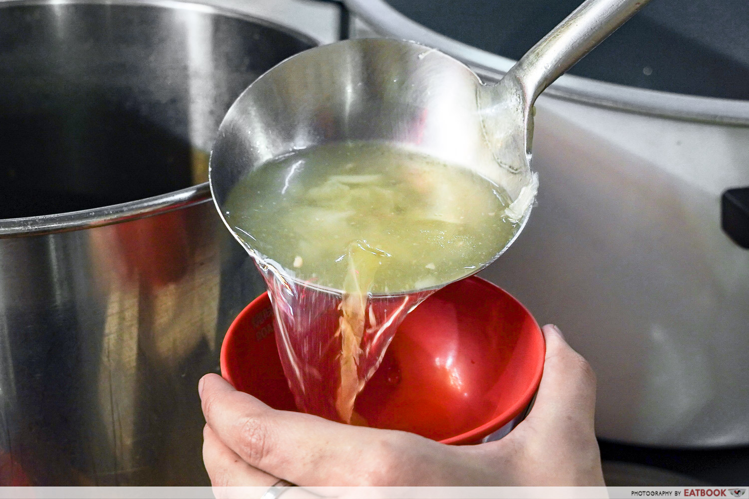 roast-paradise-cabbage-soup-pour-interaction