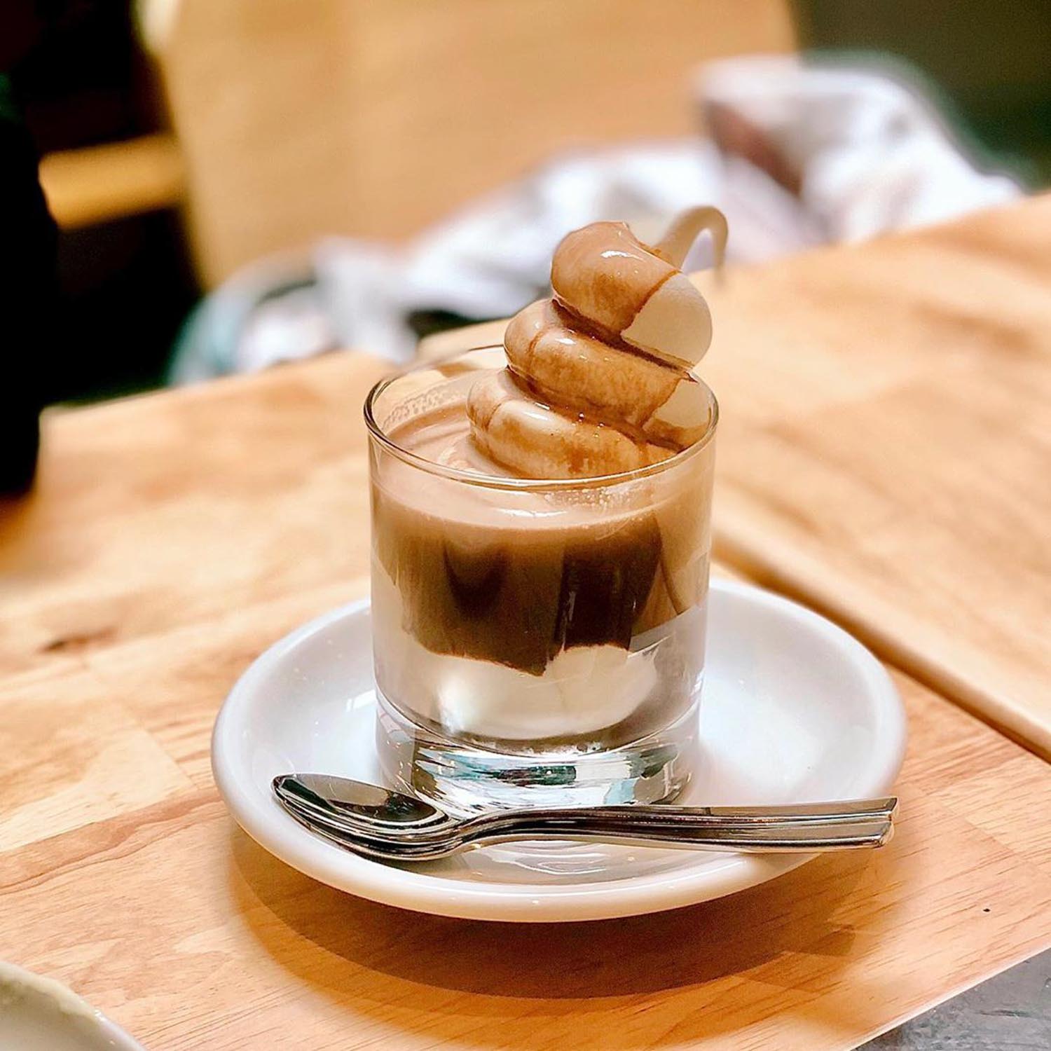 baristart coffee soft serve - hojicha affogato