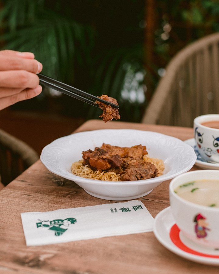 tsui wah kagoshima pork cartilage with tossed instant noodles