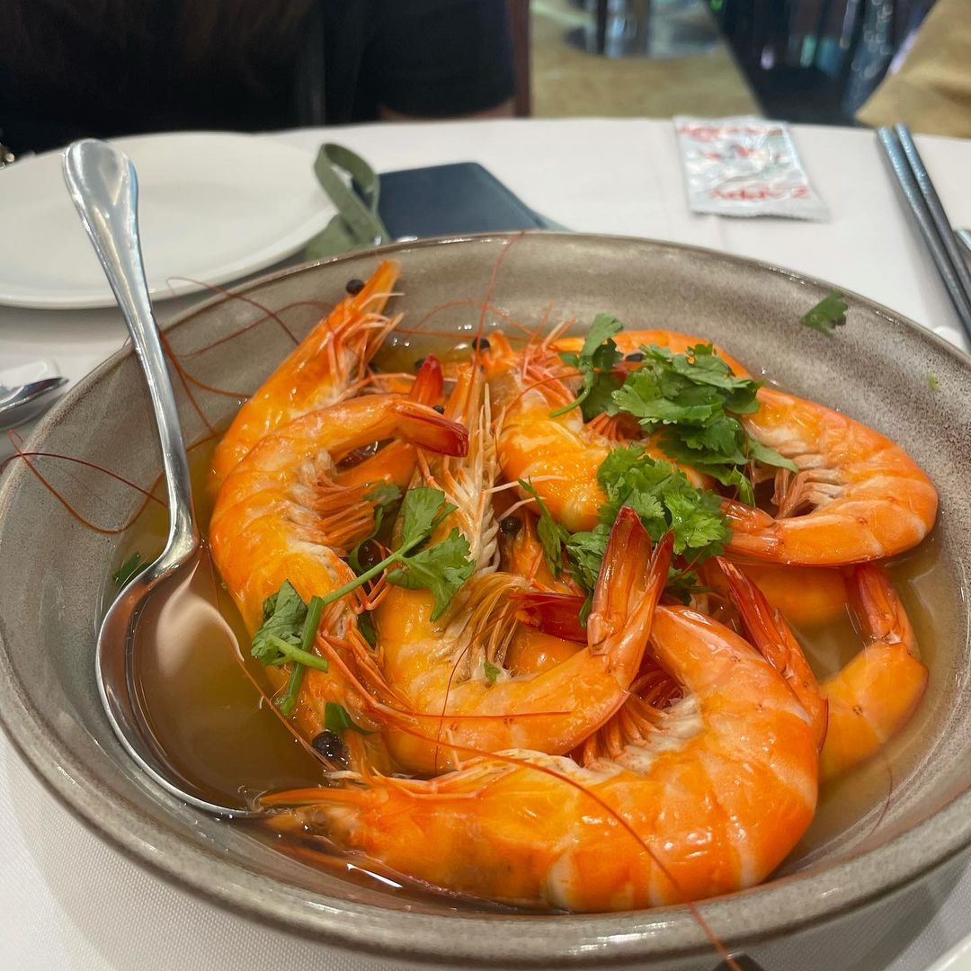 steamed live prawns