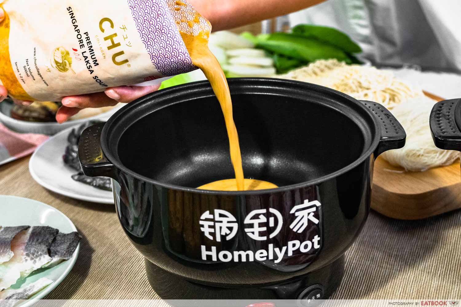 Homelypot chu collagen laksa soup - pouring