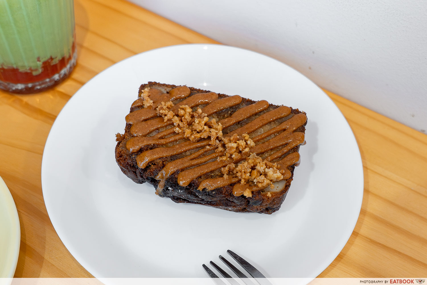 Banana Macadamia Praline Cake