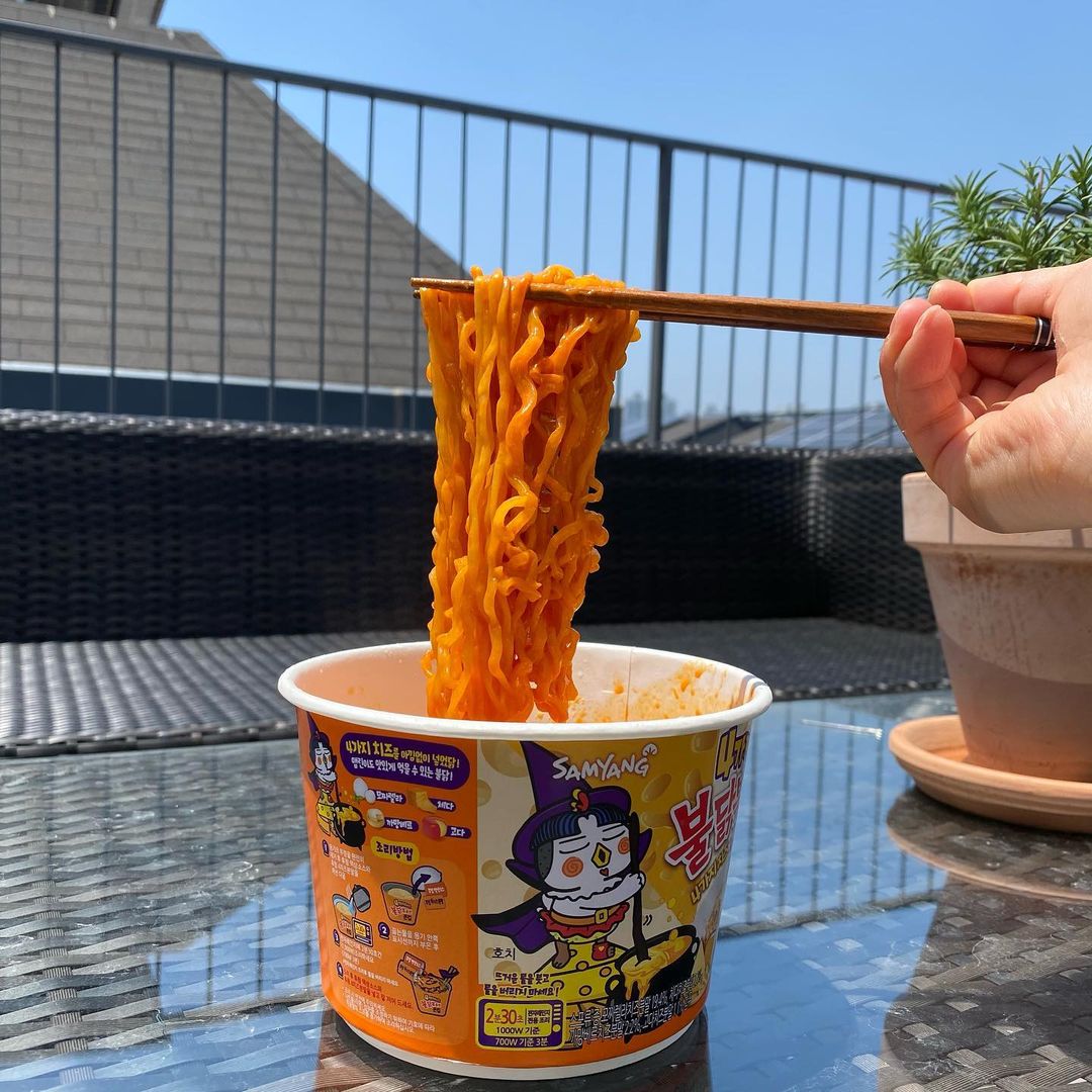 Samyang four cheese - noodle pull