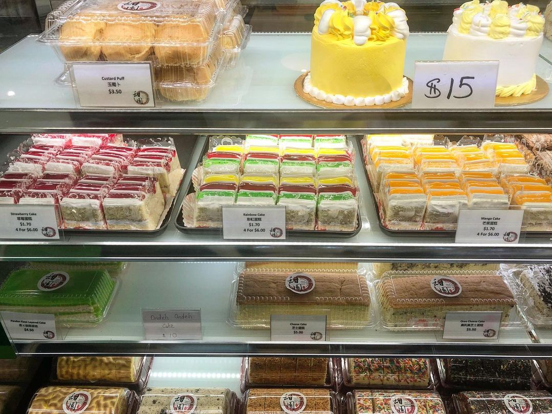 thiam yian confectionery cakes display