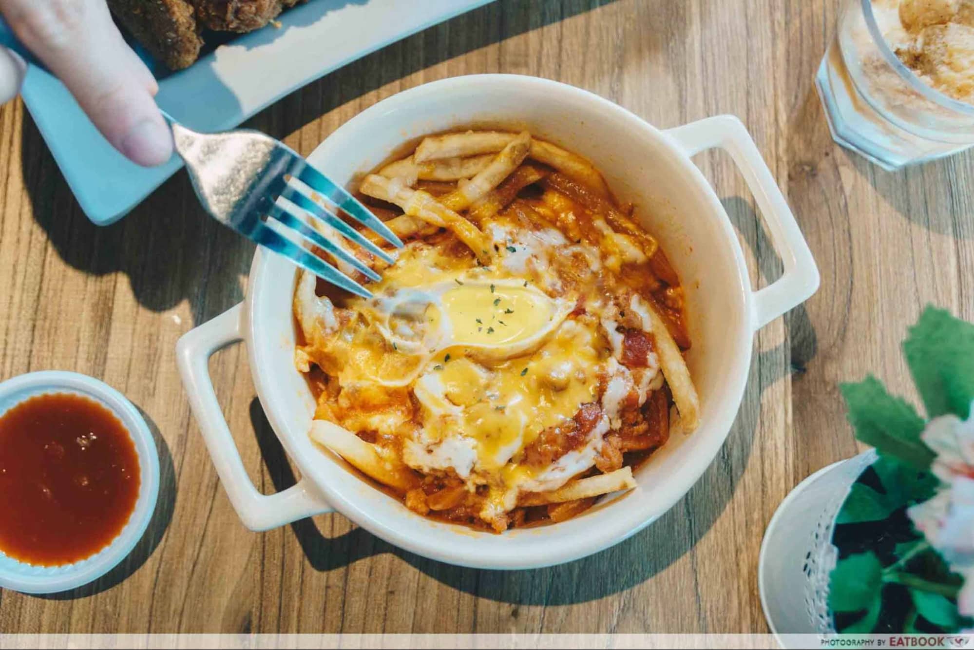 fries with meat sauce and egg 