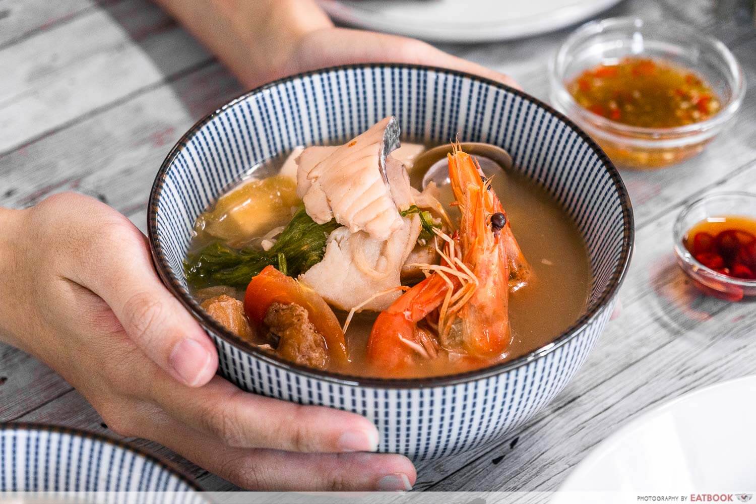 qing feng yuan - intro shot of seafood soup