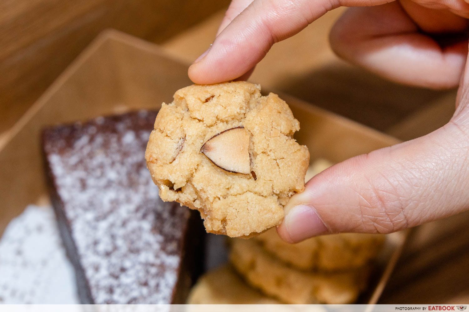 black and gold cookie