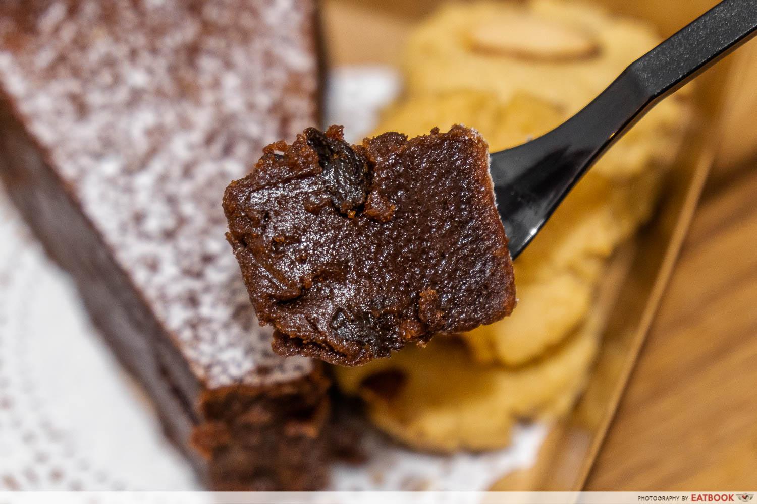 black and gold rum raisin cake