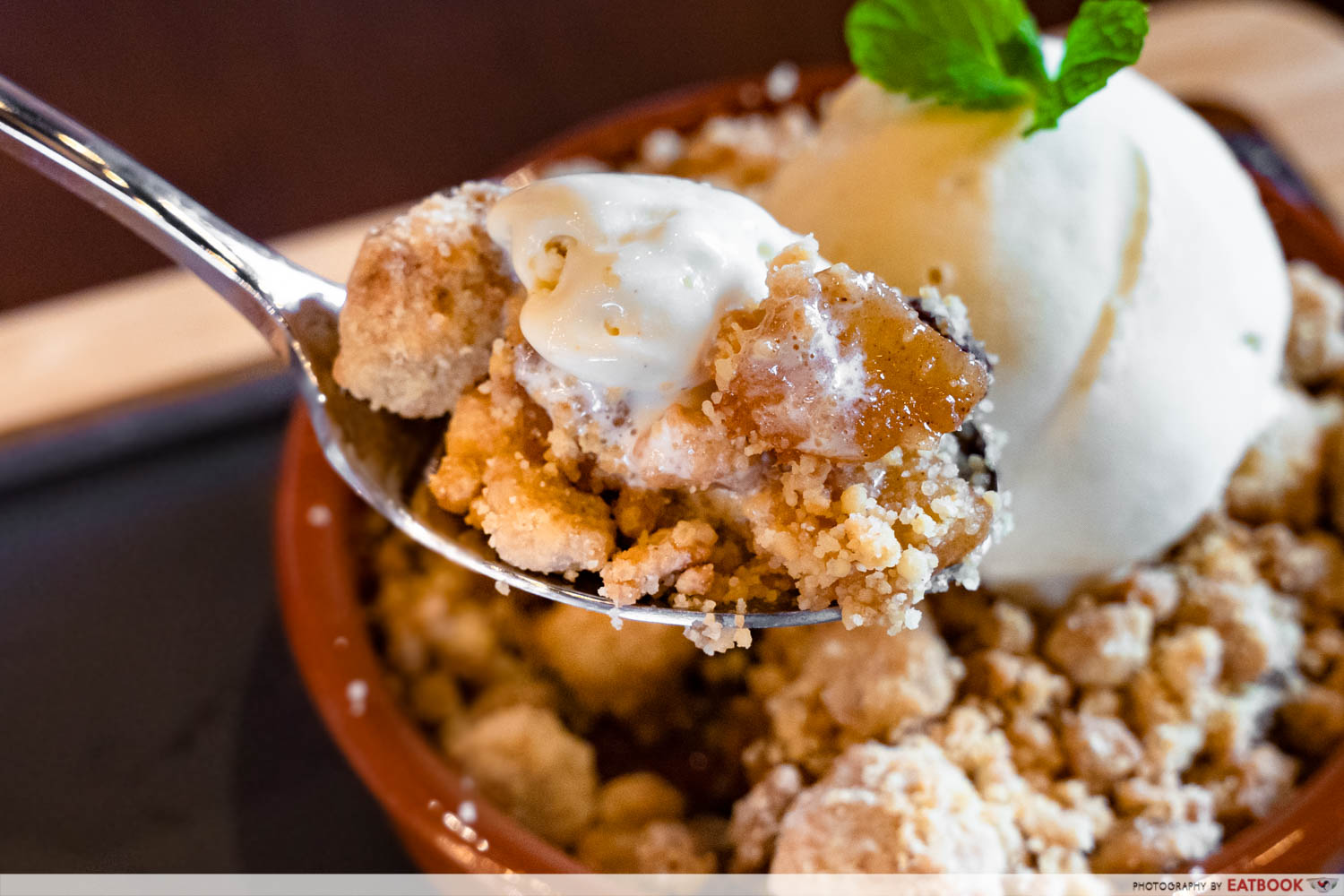 wine connection - apple crumble