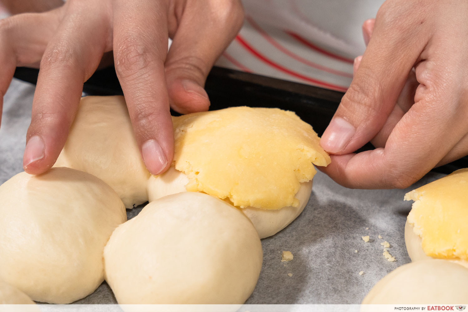 bo lo bun - laying topping