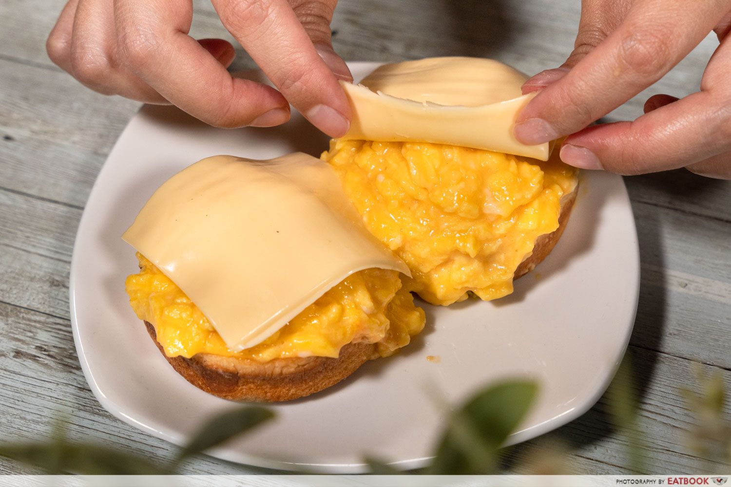 eggslut recipe - laying cheese