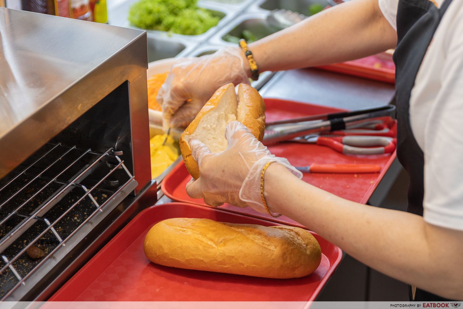 banh mi be bi sandwich making