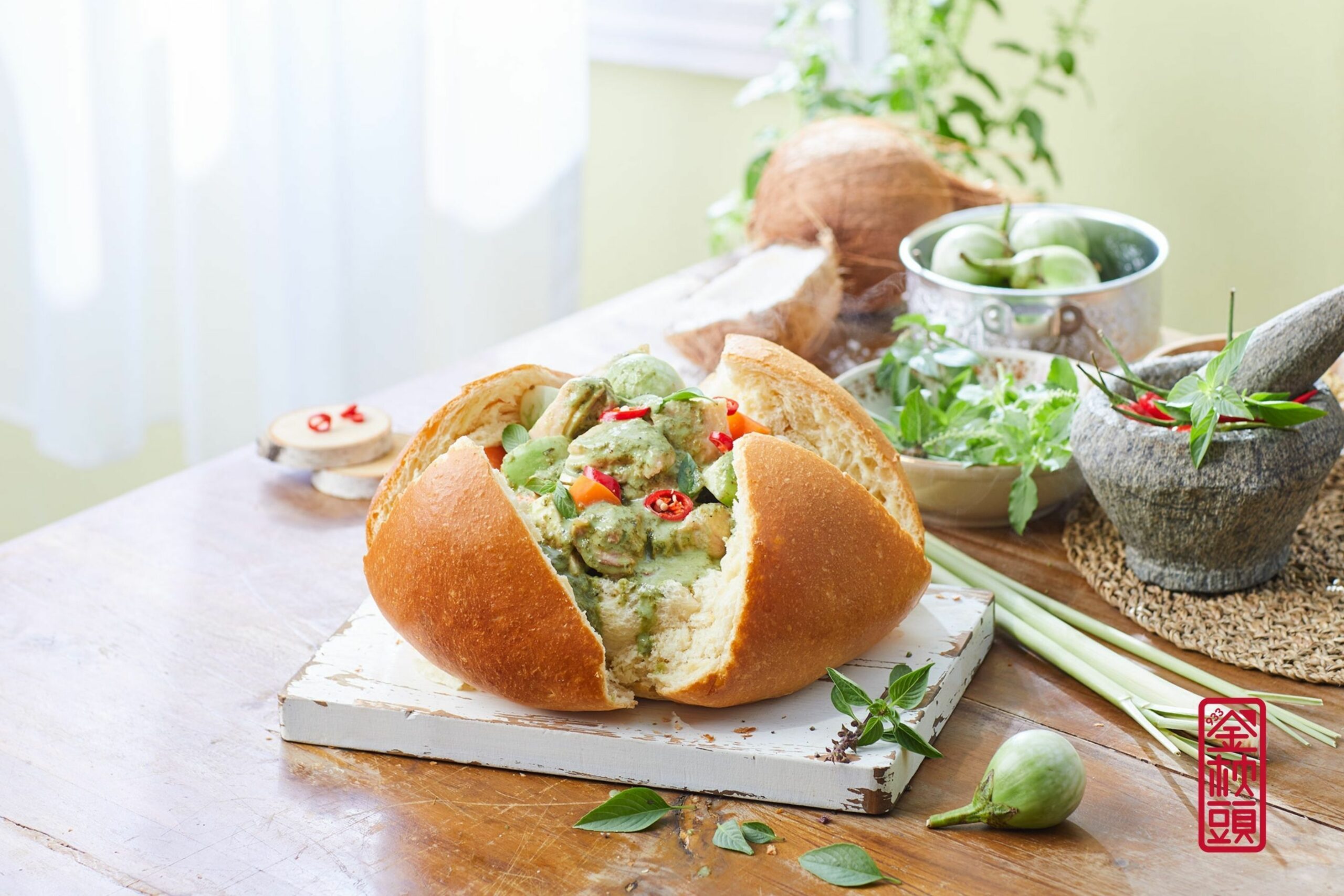 golden pillow 933 - thai green curry chicken bun