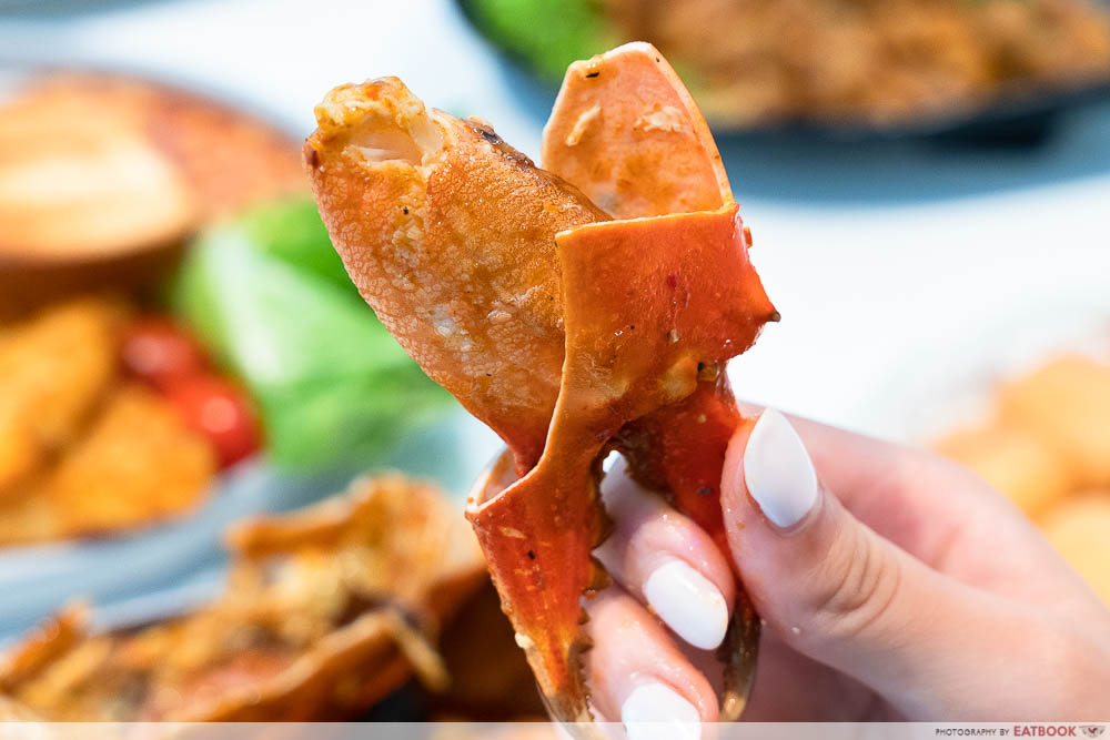 buey tahan see-food crab meat interaction shot