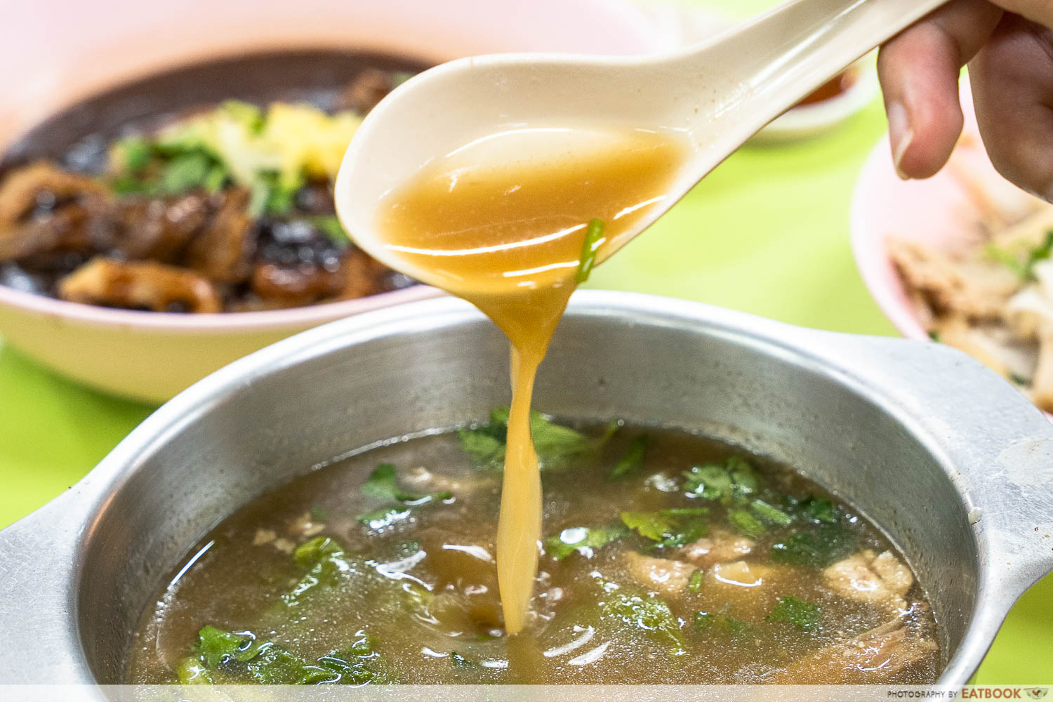 bugis long house lim kee - herbal pot soup pour