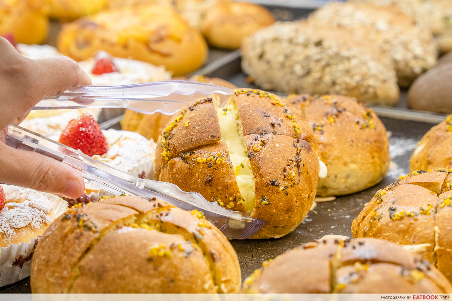 kallang wave mall - levure naturelle garlic cheese bun pick up