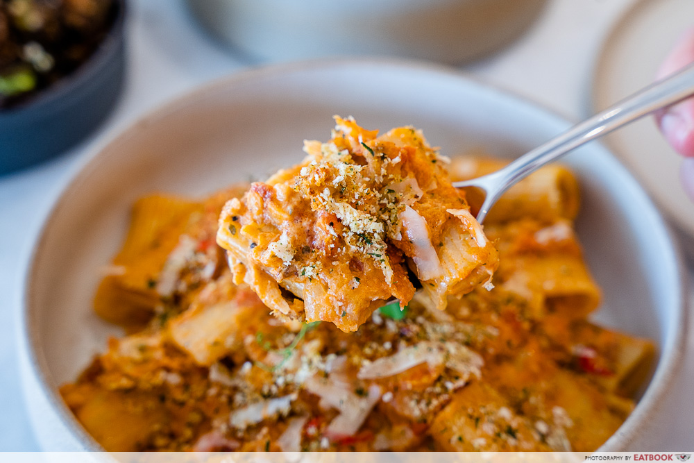 lola's cafe holland village - spicy crab rigatoni detail