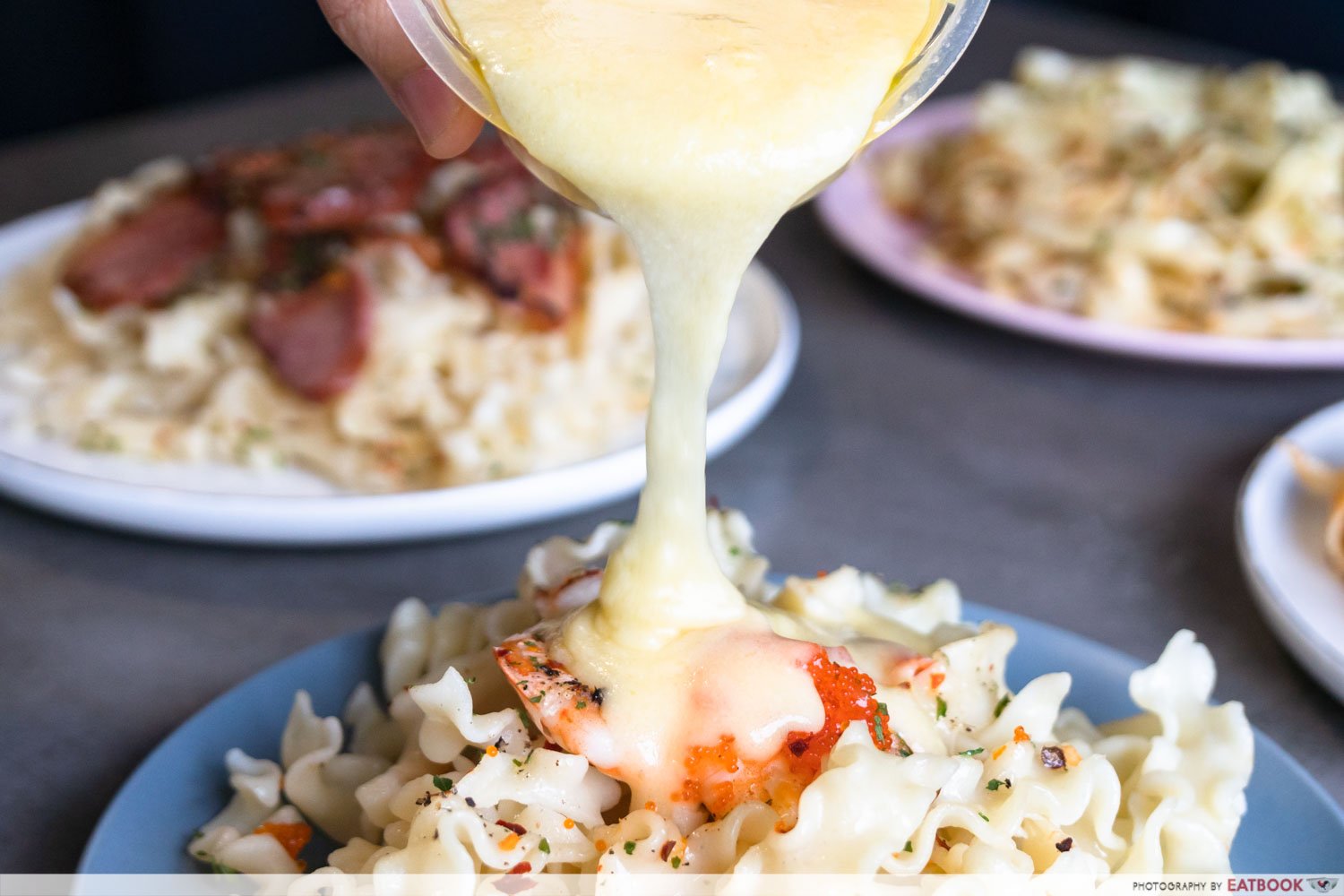 pastago sauce pouring