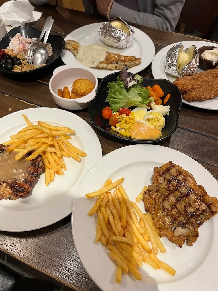 astons-steak-and-salad-flatlay